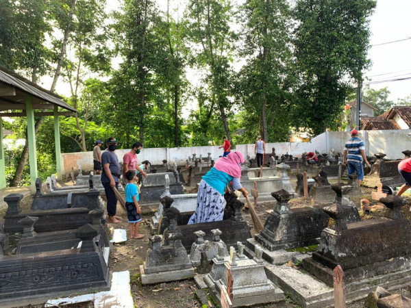Bersih makam, padukuhan gempol